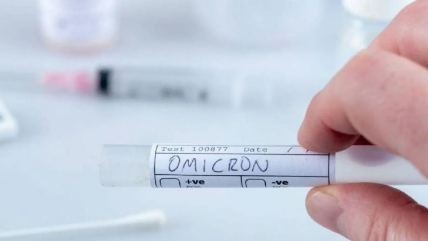 İsrail'de 3 doz aşılı kişide Omicron mutasyonu tespit edildi
