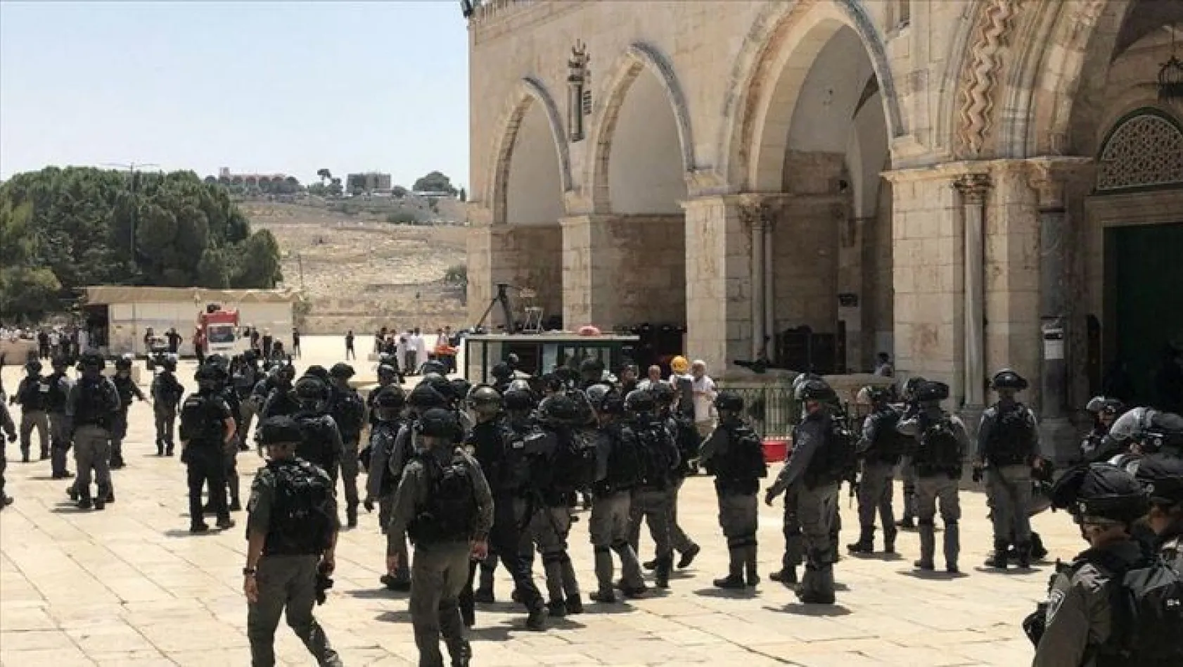 İsrail güçleri Mescid-i Aksa'ya baskın düzenledi