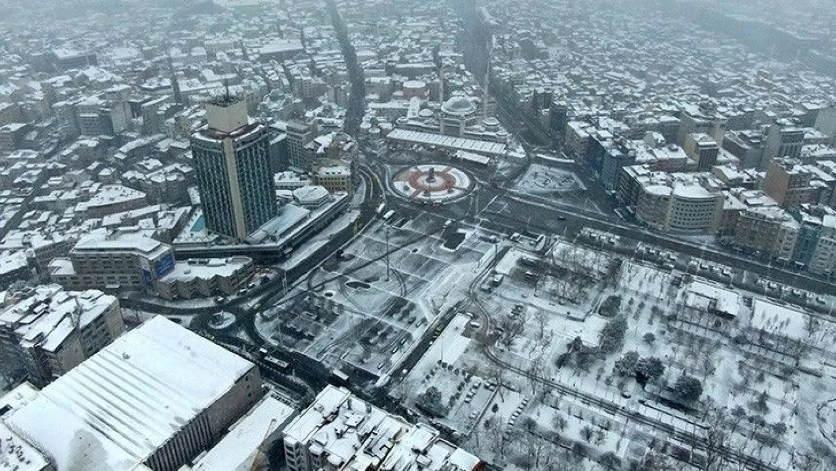 İstanbullular güne karla uyandı