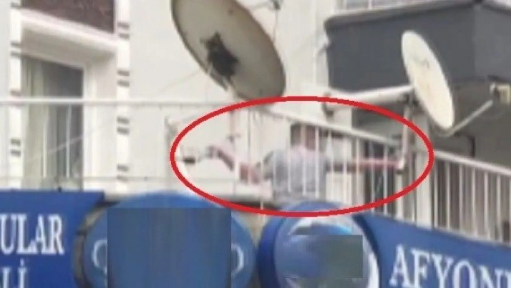İzmir'de alkollü bir kişi, balkondan esnafa balta fırlattı