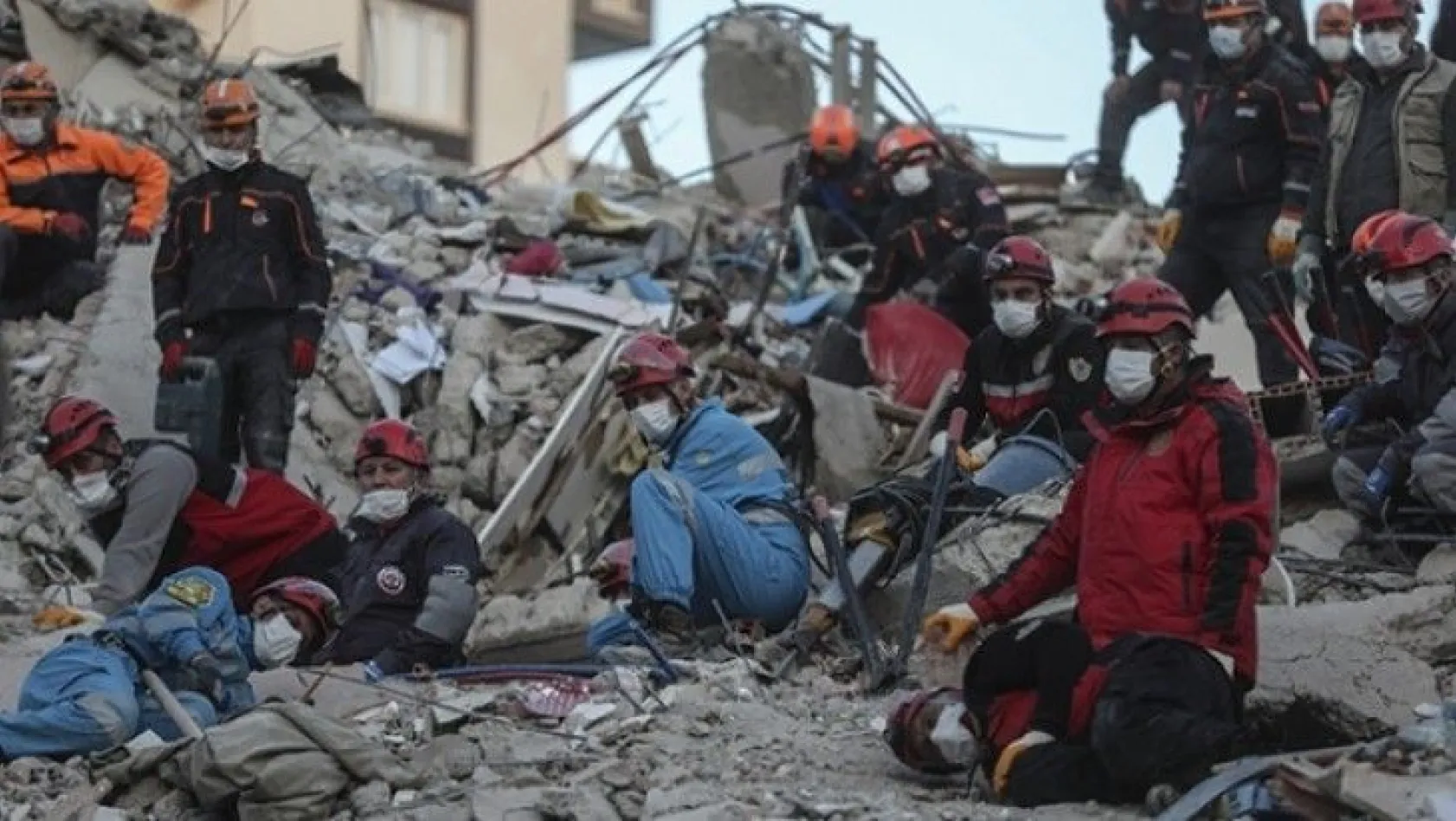 İzmir'de depremzedelere eşya ve kira yardımı