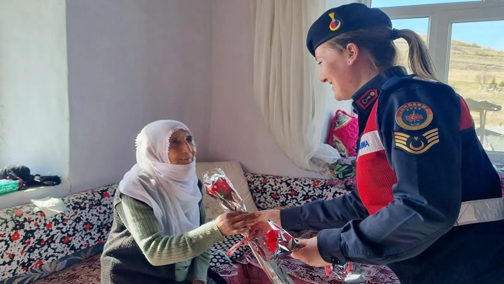 Jandarma depremzede kadınları unutmadı