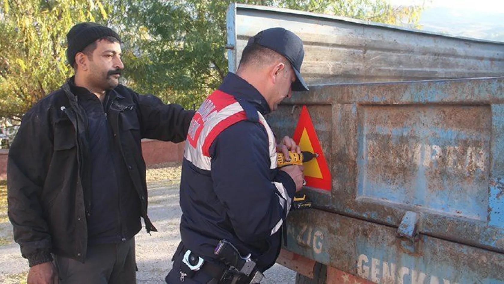 Jandarma, traktör sürücülerini bilgilendirip reflektör taktı
