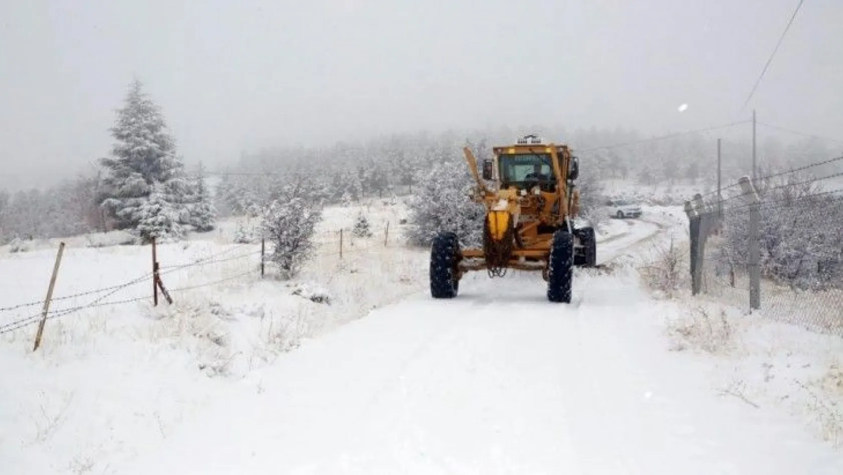 Kar 38 köy yolunu kapattı