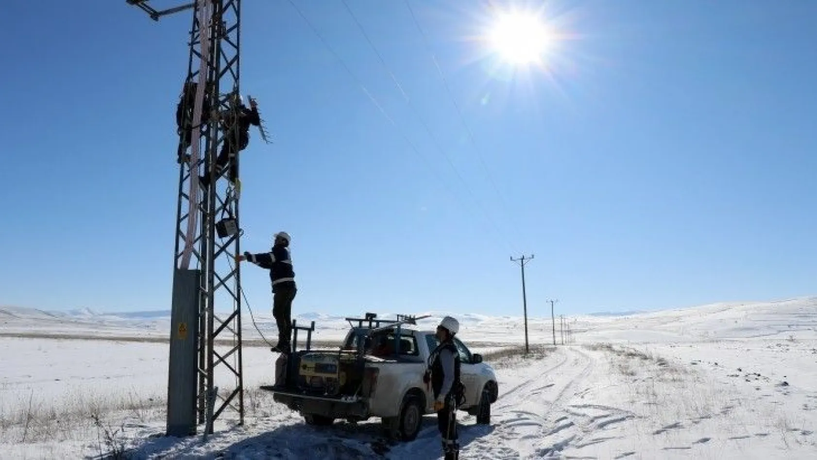 'Kar Kaplanları', köyleri elektriksiz bırakmamak için ölüme meydan okuyor