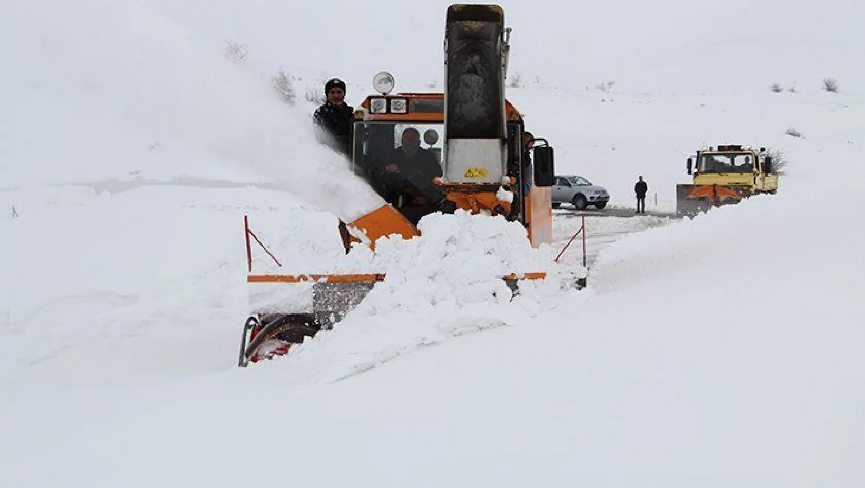 Kar köy yollarını trafiğe kapattı