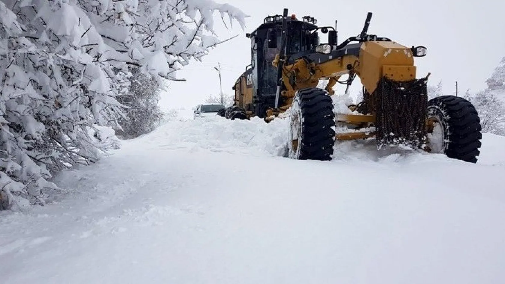 Kar nedeniyle kapanan köy yolları açılıyor