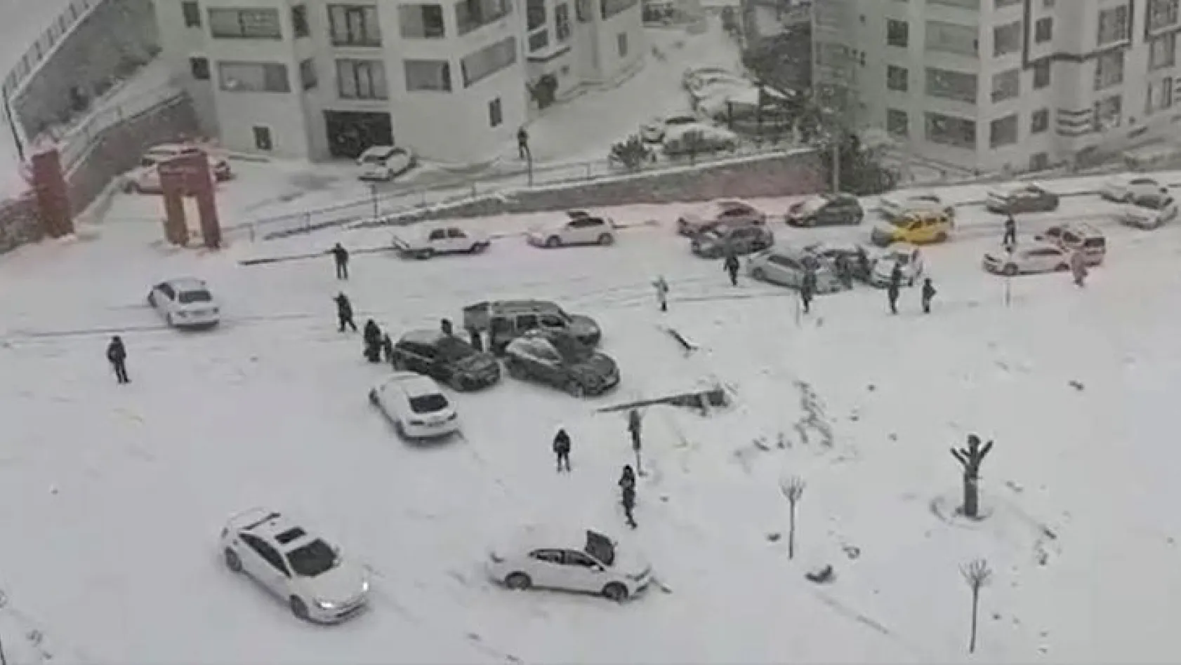 Kar yağışı trafik kazalarını peşinde getirdi