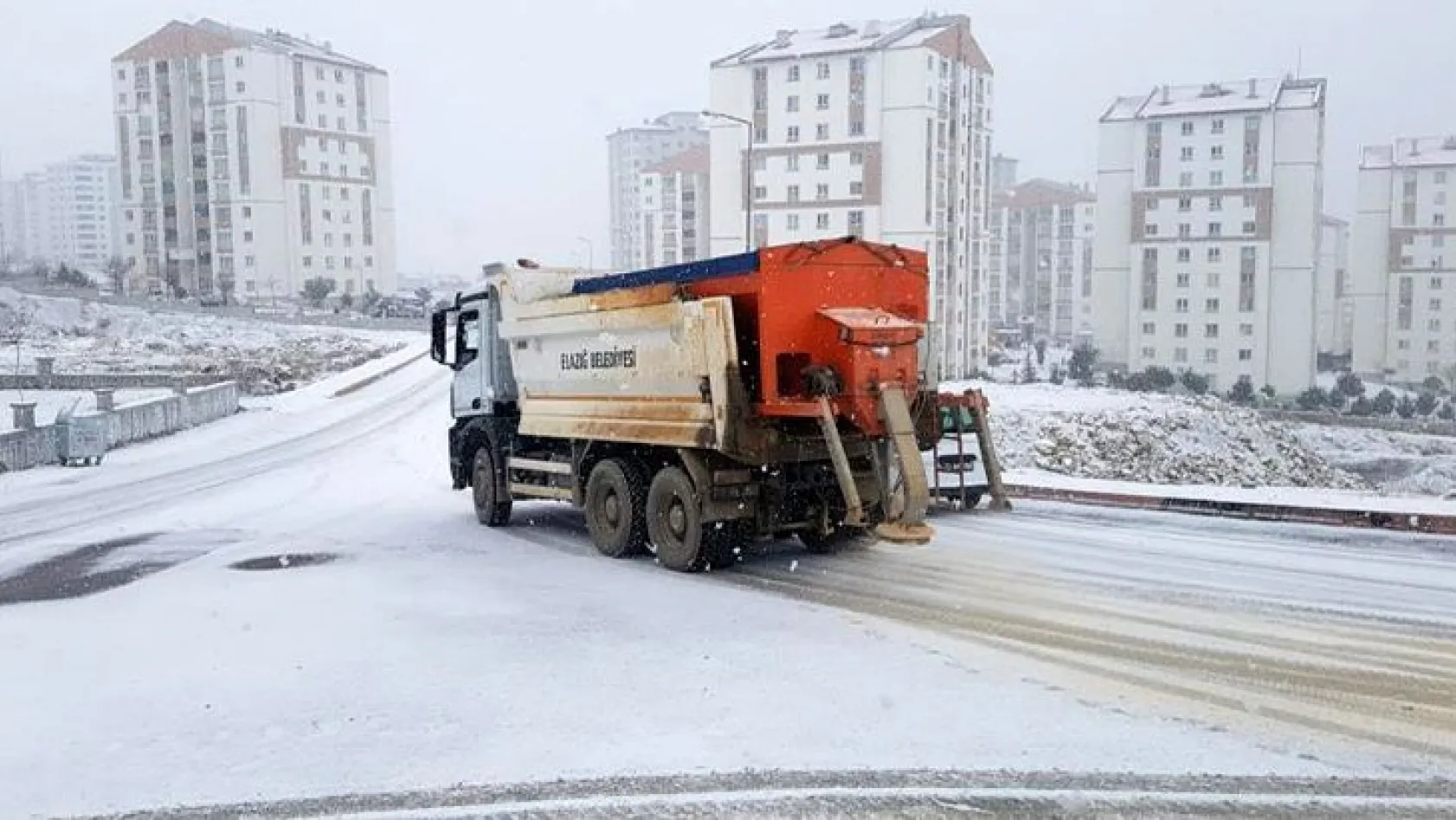 Kar yağışıyla birlikte belediye ekipleri çalışmalarına başladı