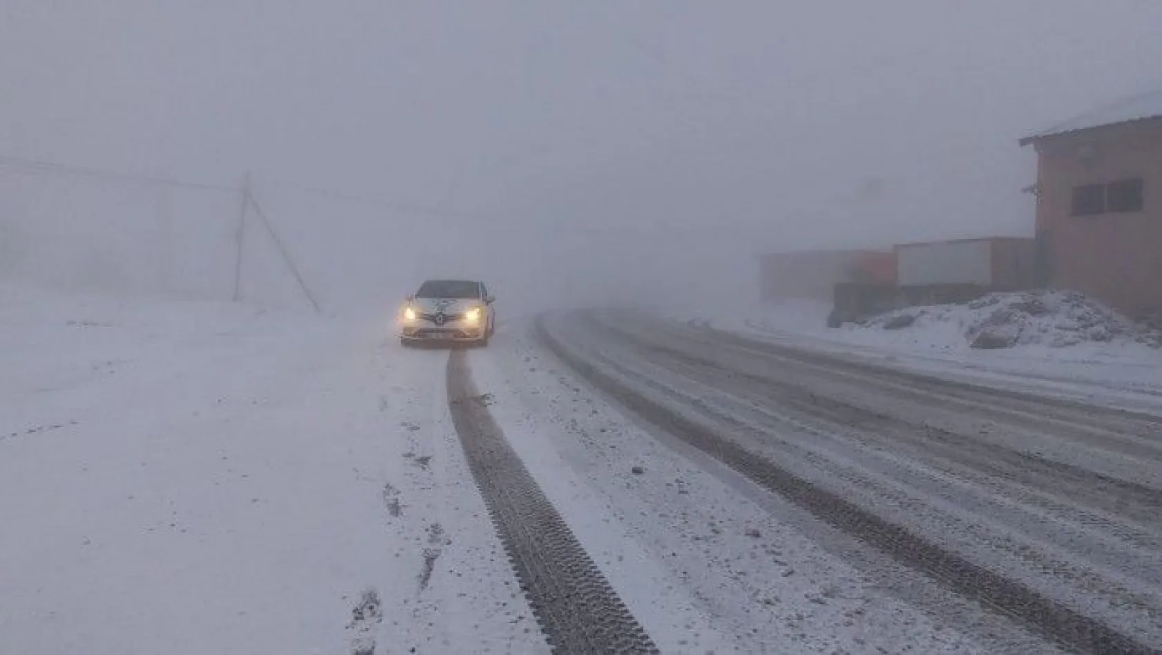 Kardan kapanan 52 köy yolu ulaşıma açıldı