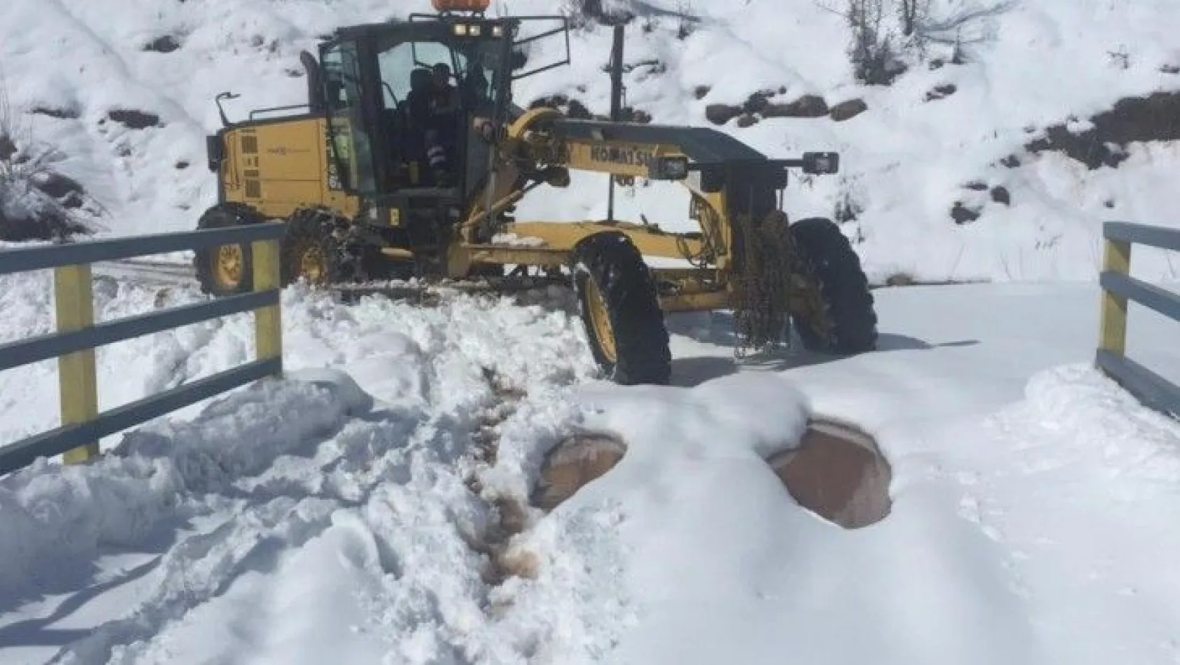 Karla kapan 120 köy yolu açıldı, 18'inde çalışma sürüyor