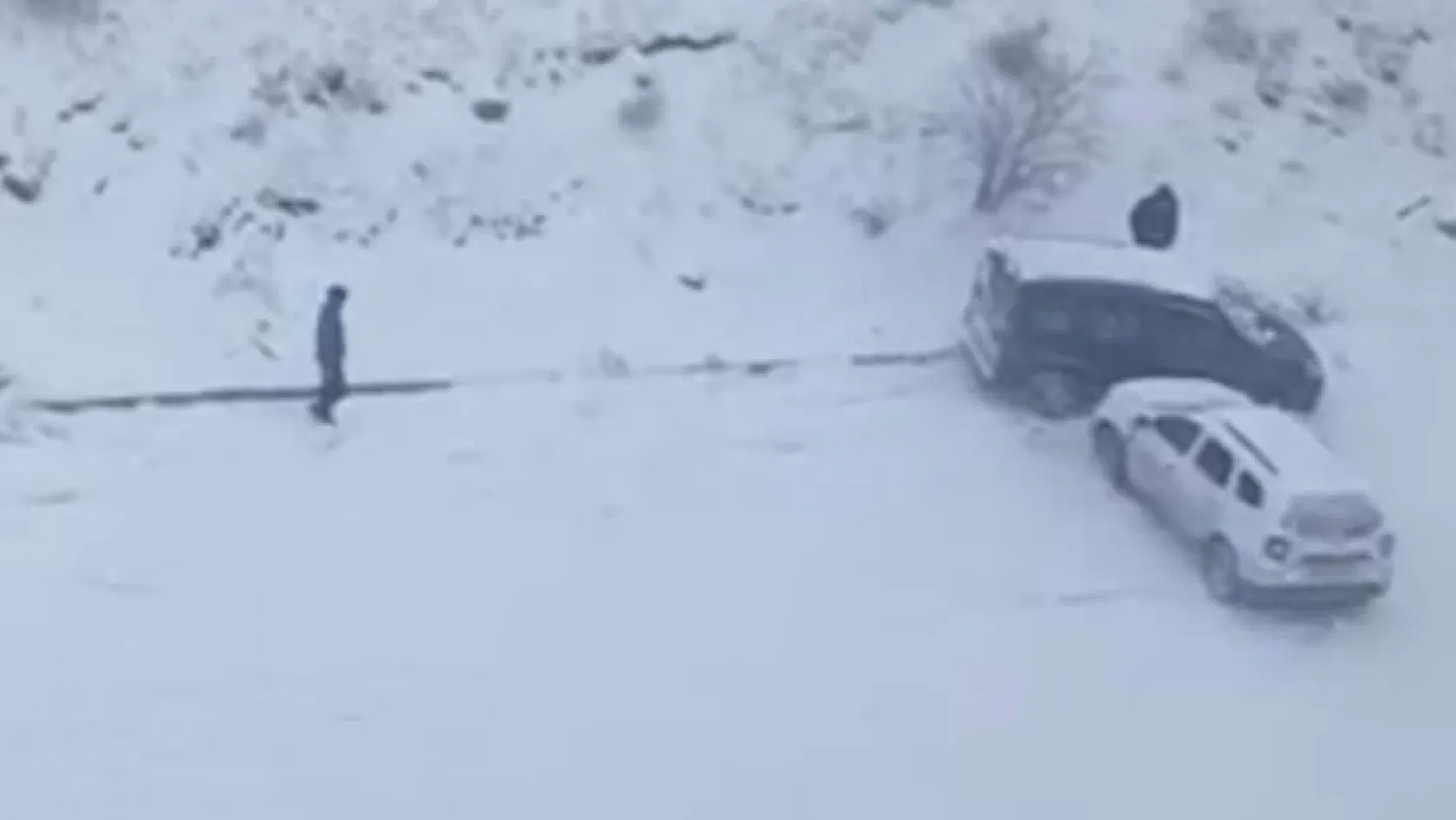 Karlı yolda otomobil böyle kaydı