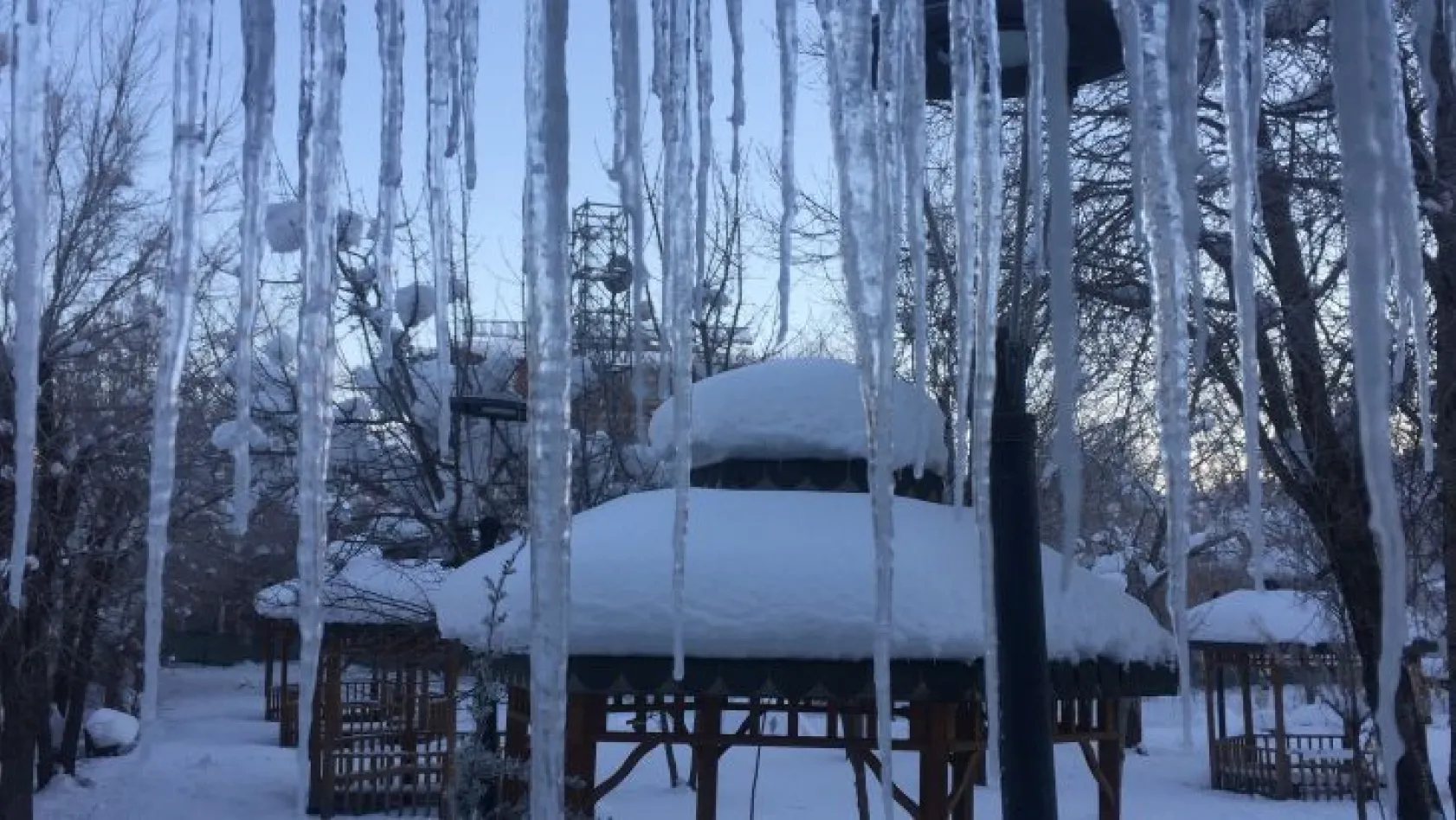 Karlıova'da buz sarkıtları oluştu, çeşmeler dondu