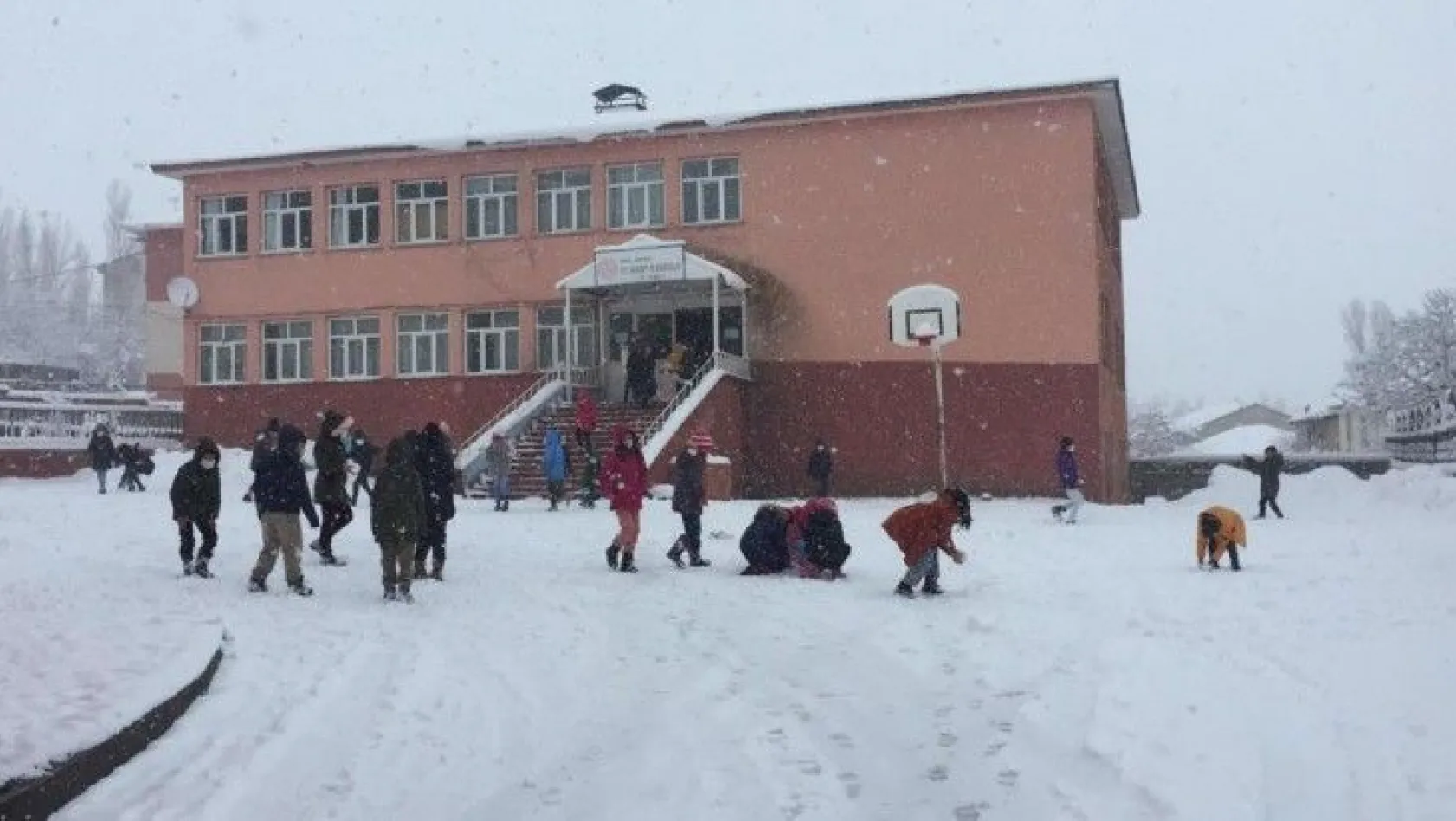 Karlıova'da kar etkili oldu, en çok çocuklar sevindi
