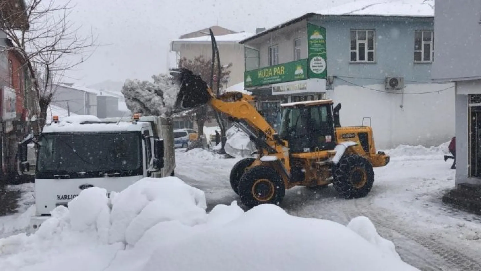Karlıova'da kar, kamyonlarla taşınıyor