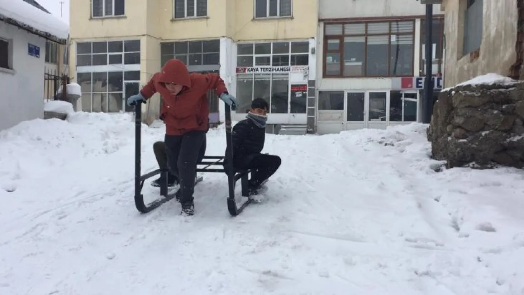 Karlıova'da kar vatandaşa çile, çocuklara eğlence oldu