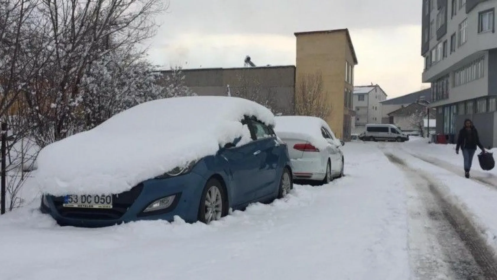 Karlıova güne yine karla uyandı