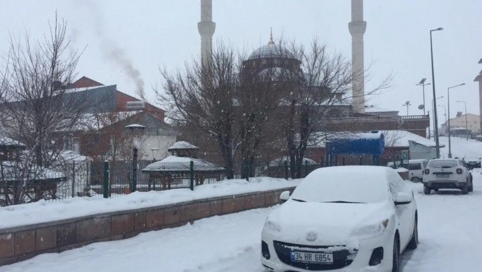 Karlıova'da kar hasreti bitti, ilçe beyaza büründü