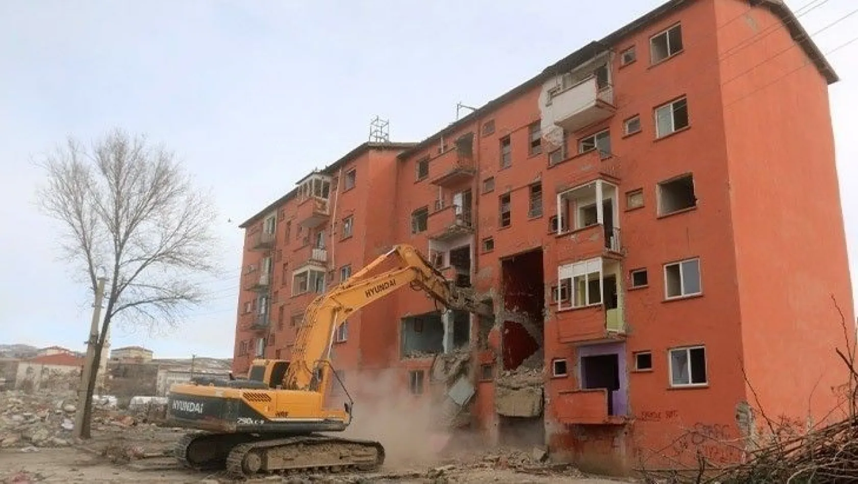 Karşıyaka'da 331 konutun yıkım çalışmalarına başlandı