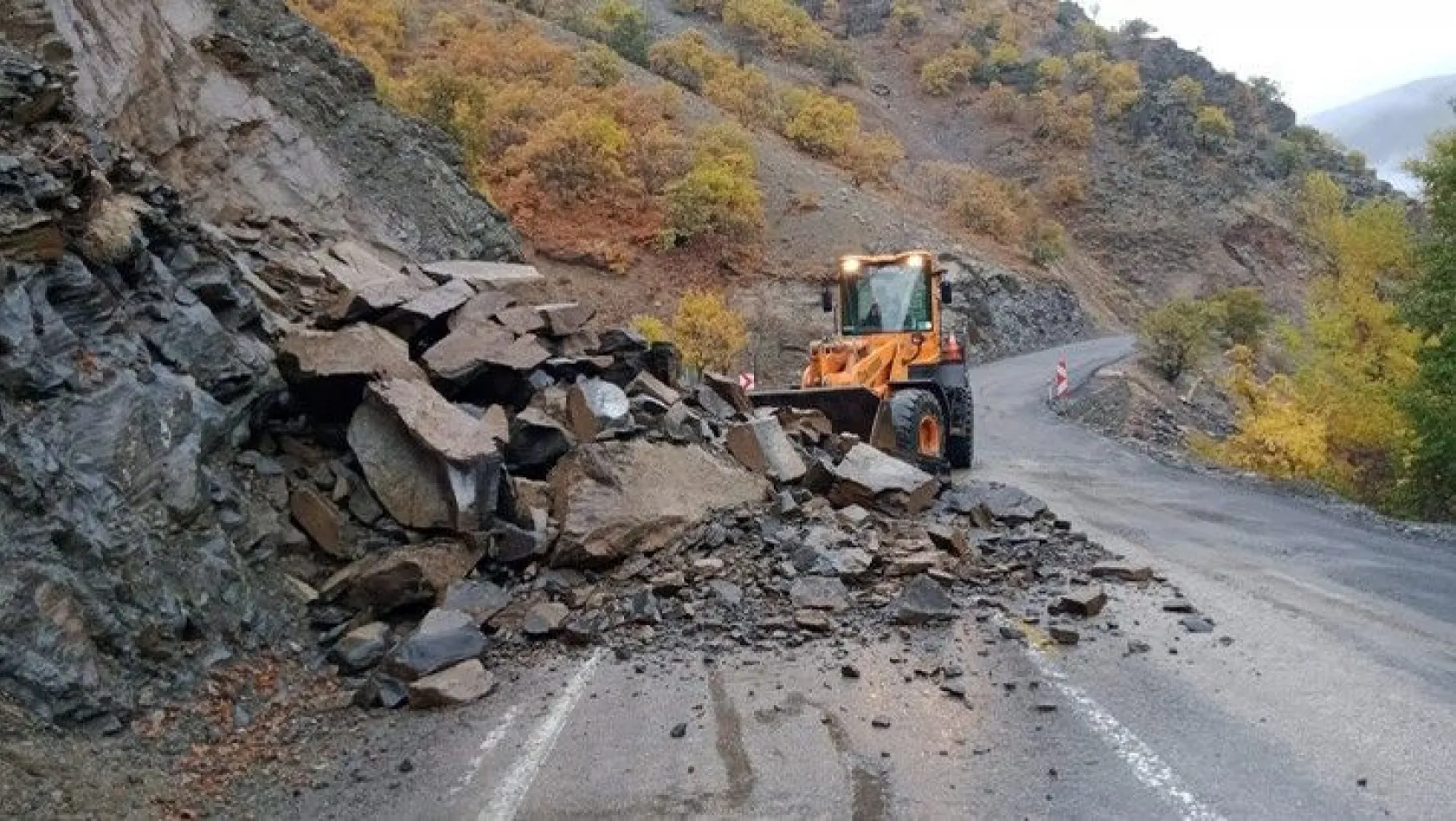 Kaya parçalarının düştüğü Tunceli-Ovacık kara yolu ulaşıma açıldı