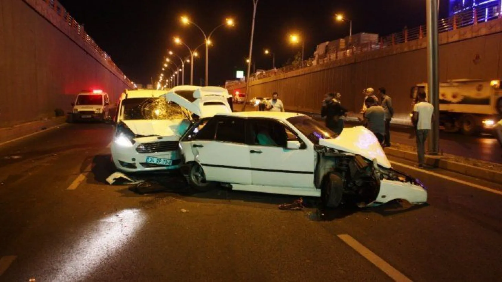 Kaza yapan otomobile yardıma gelenlere çarptı: 5 yaralı