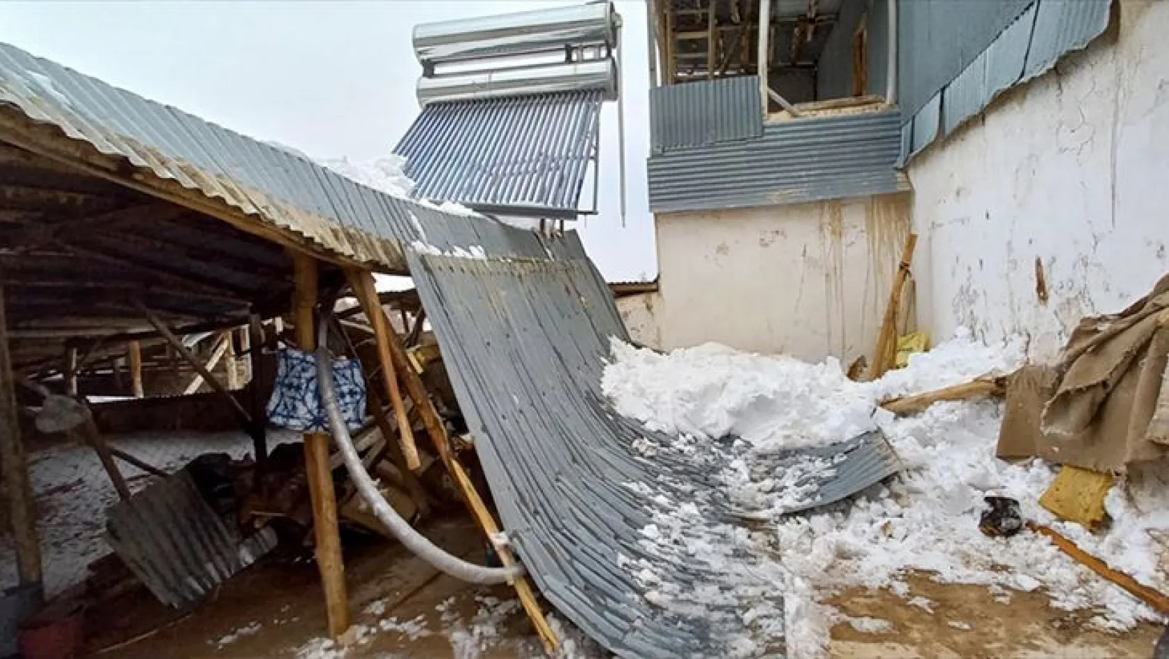 Keban'da bir evin çatısı kar nedeniyle çöktü