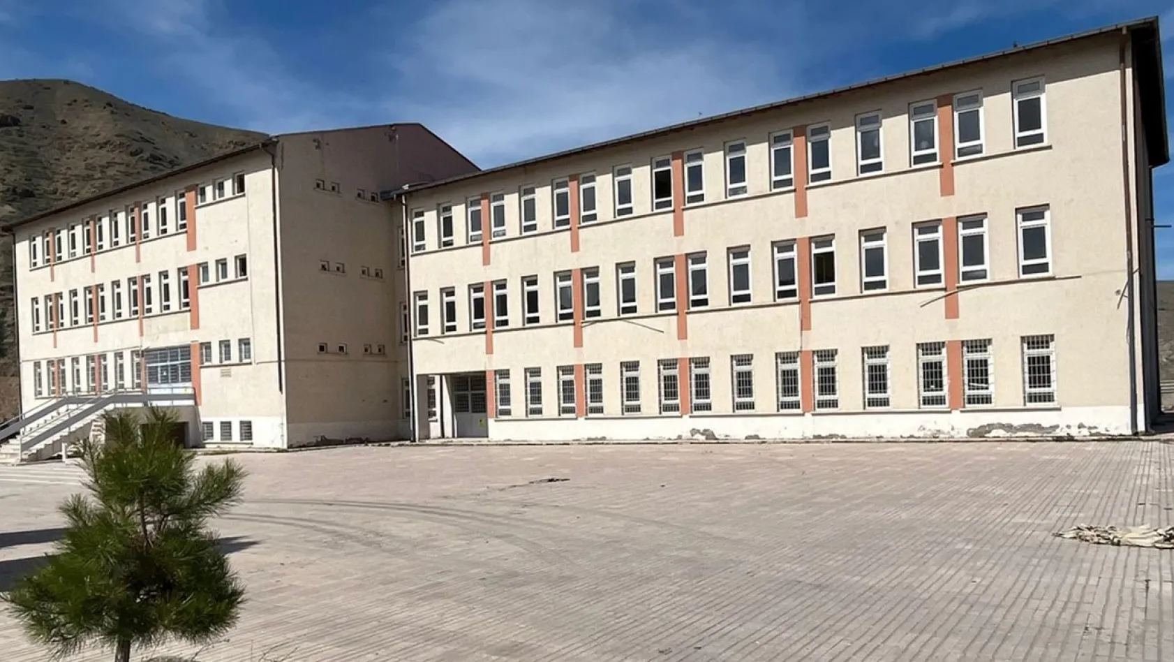 Keban'da Çok Programlı Anadolu Lisesi yıkıldı