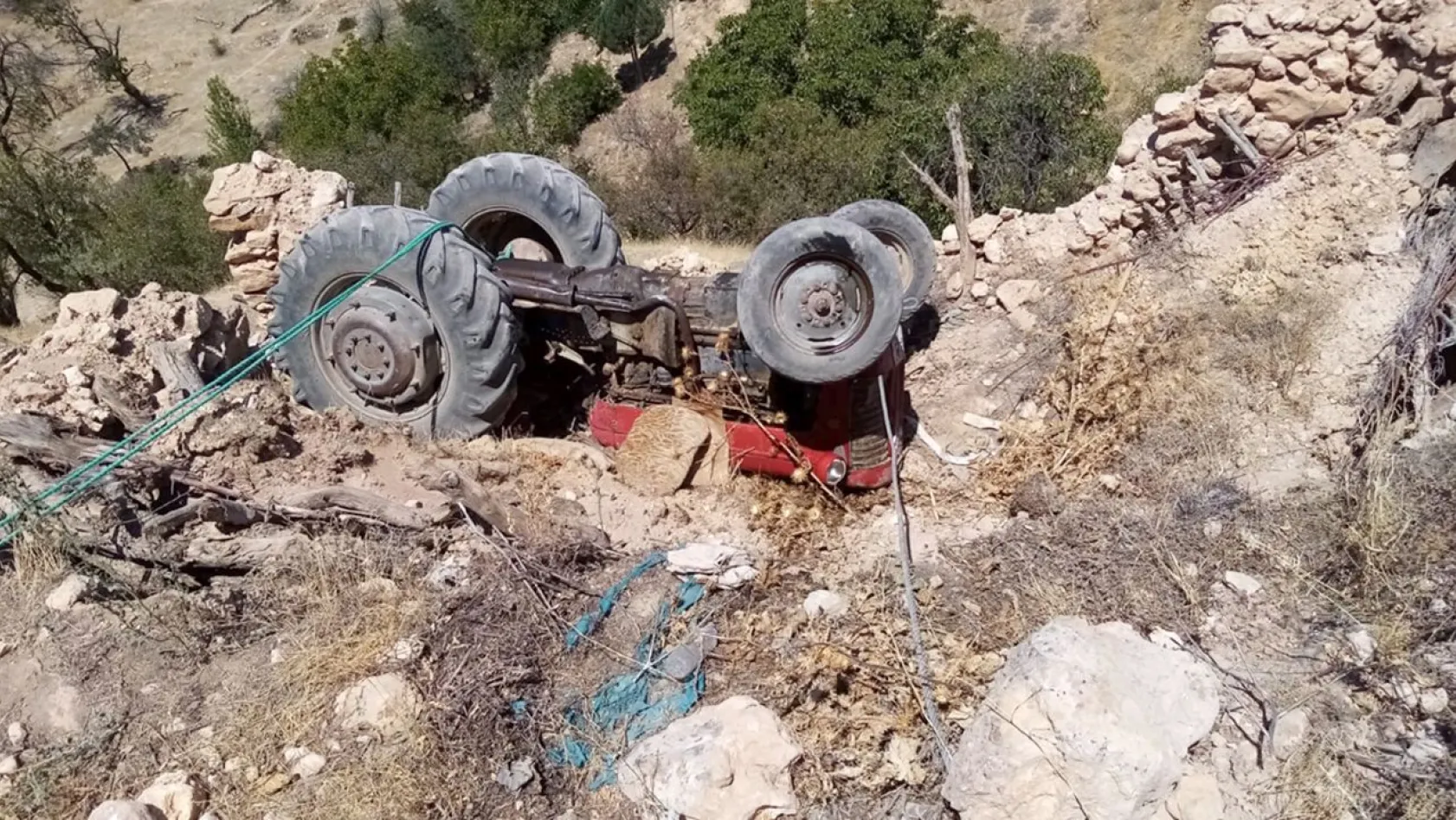 Keban'da traktör devrildi