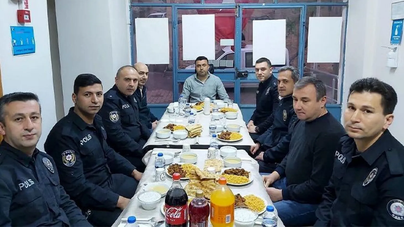 Keban Kaymakamı Akbulut, polislerle iftar yaptı