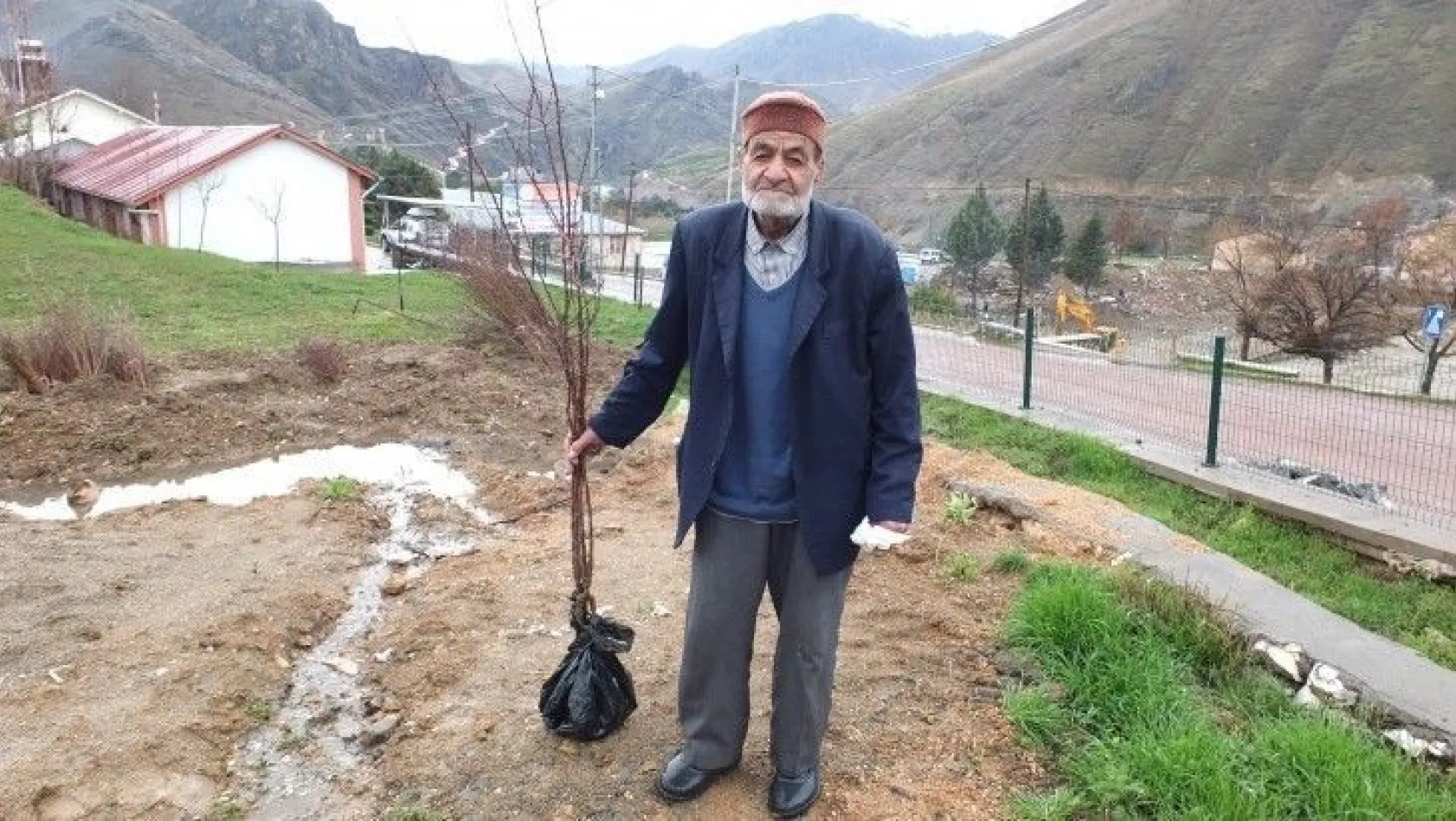 Keban'da 92 yaşındaki çiftçiye fidan desteği