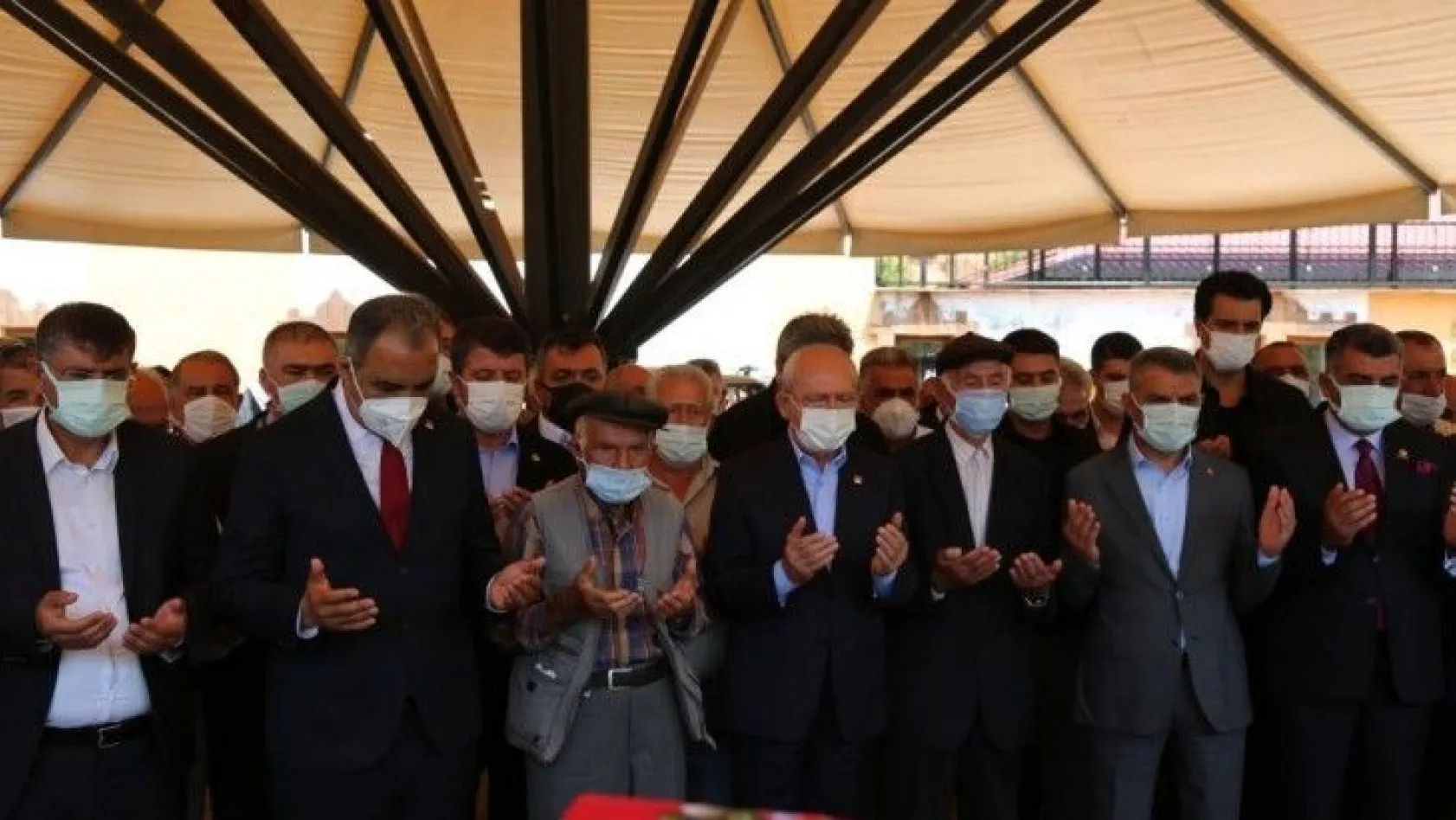 Kemal Kılıçdaroğlu teyzesinin cenaze törenine katıldı