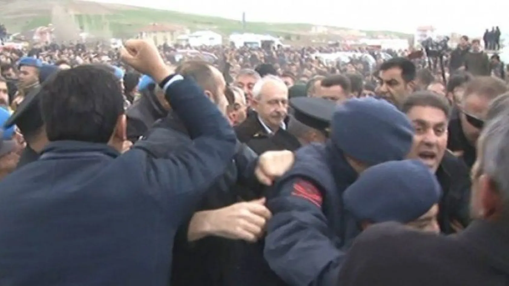 Kemal Kılıçdaroğlu'na şehit cenazesinde saldırı