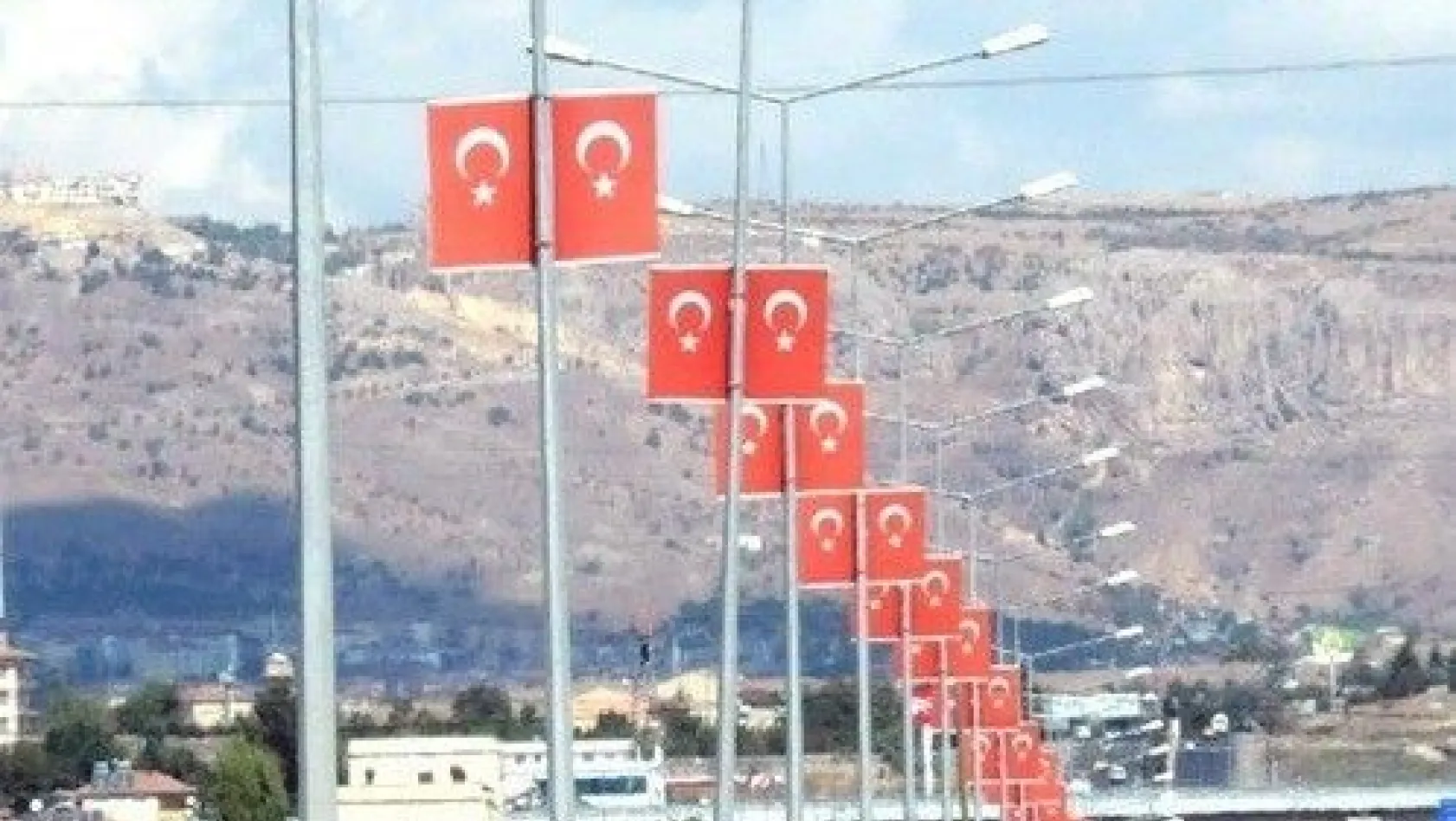 Kent Girişlerine 5 Bin Türk Bayrağı