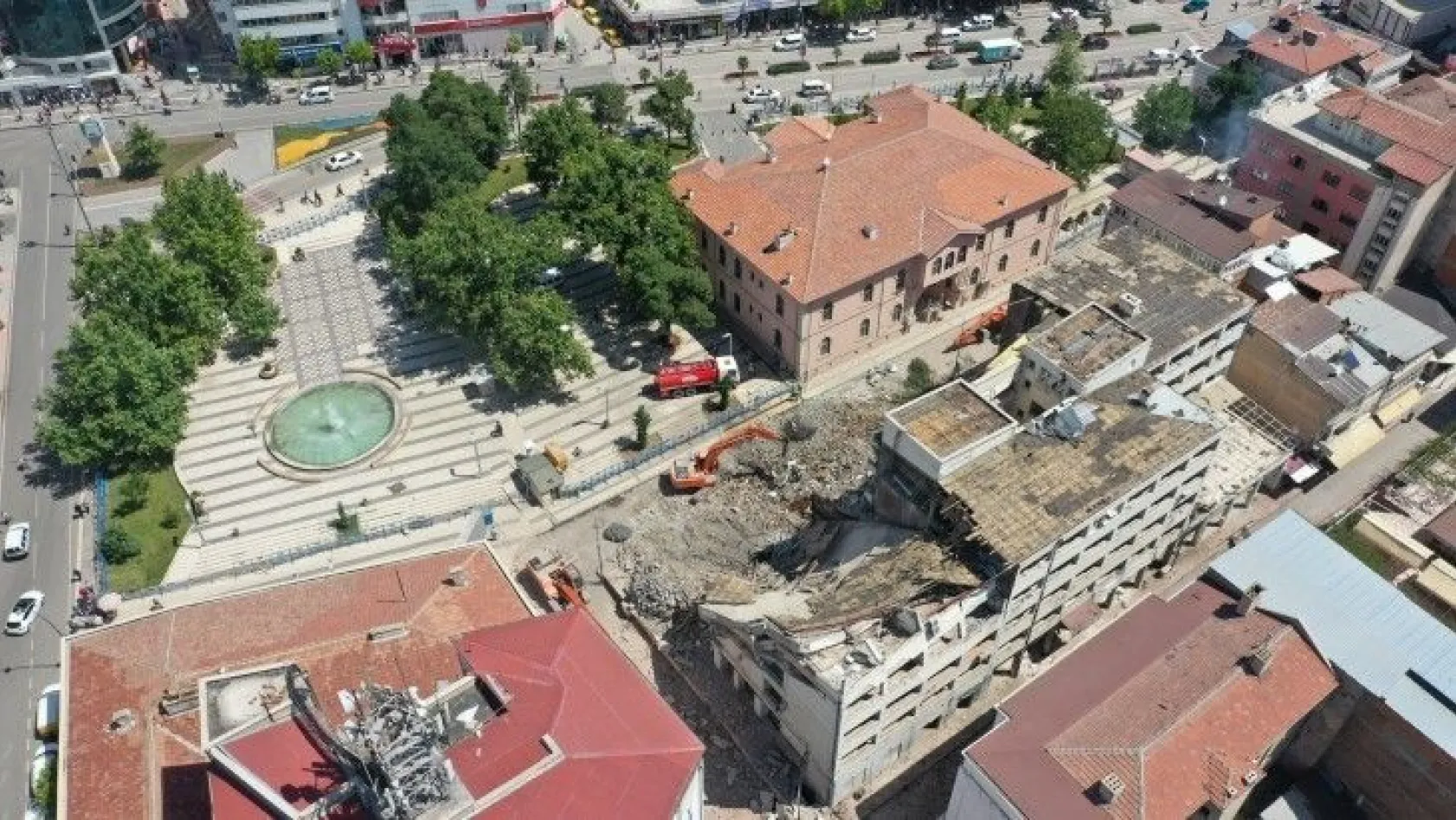 Kent Meydanı için yıkım çalışması başlatıldı