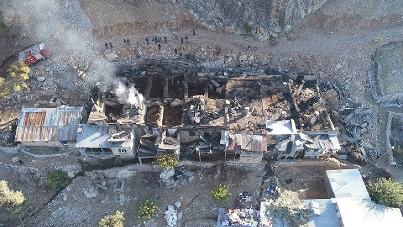 Köydeki yangın 6 aileyi, evsiz bıraktı