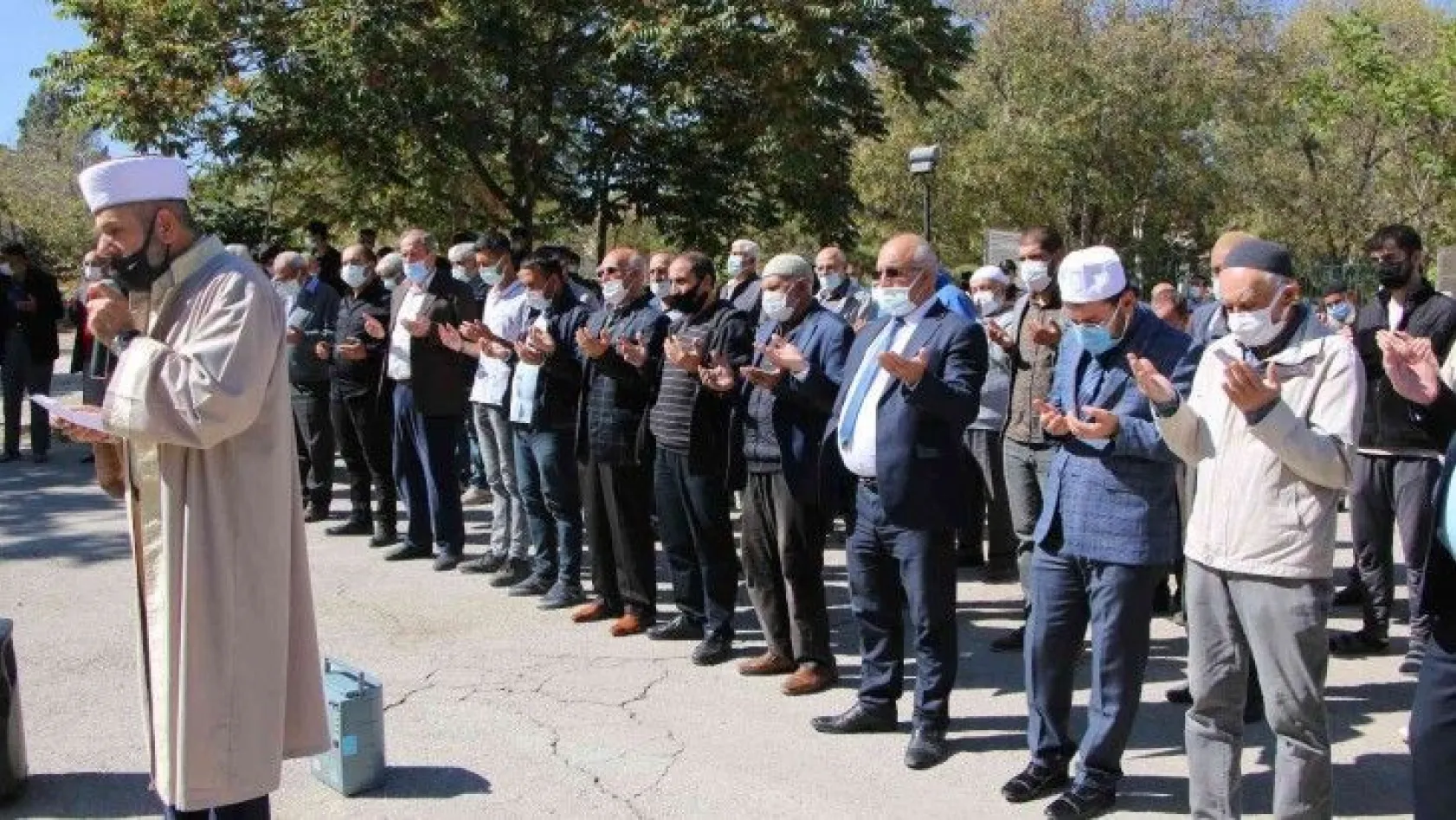 Elazığ'da vatandaşlar yağmur duasına çıktı