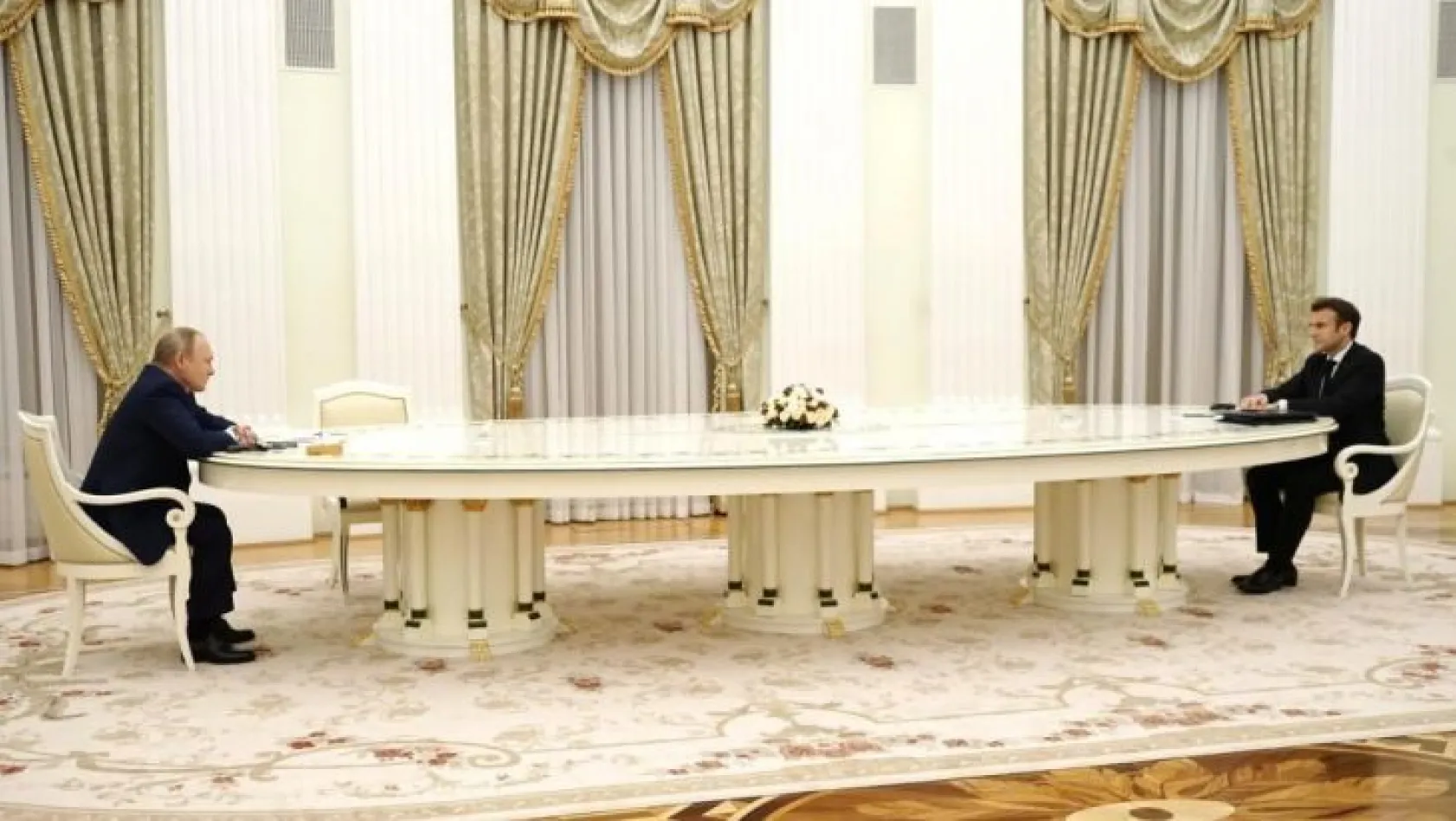 Macron ve Putin'in oturduğu masa gündeme düştü