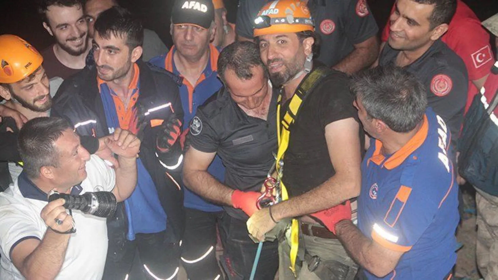 Mağarada mahsur kalan Kanal 23 ekibi kurtarıldı