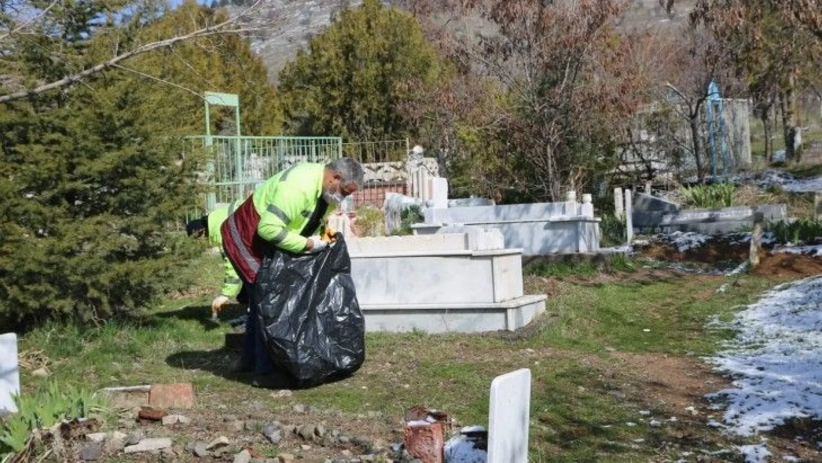 Mahalle mezarlıklarında kapsamlı temizlik