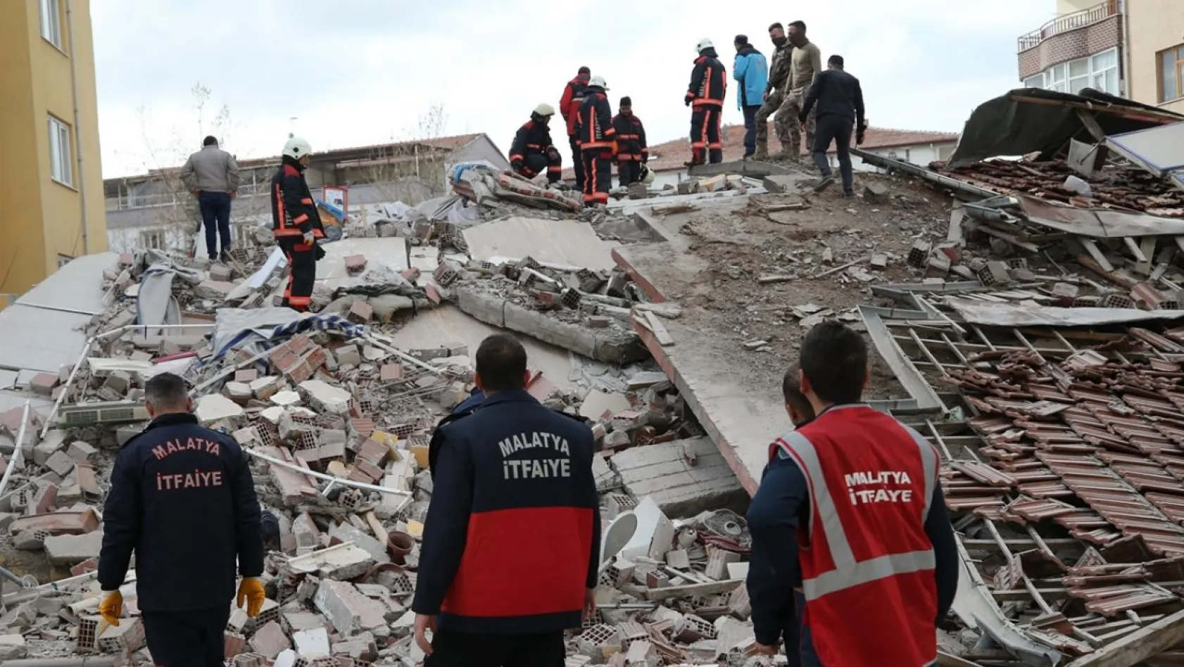 Malatya'da 5 katlı ağır hasarlı bina çöktü!