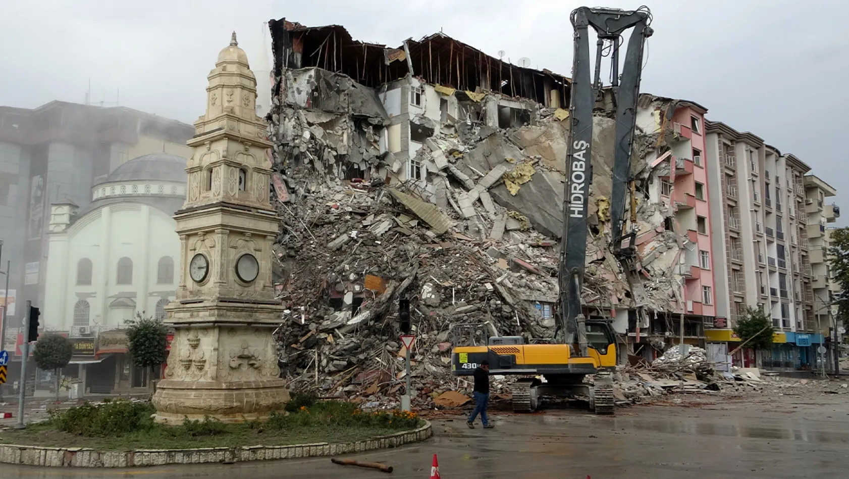 Malatya'da ağır hasarlı binaların yıkımına hız verildi