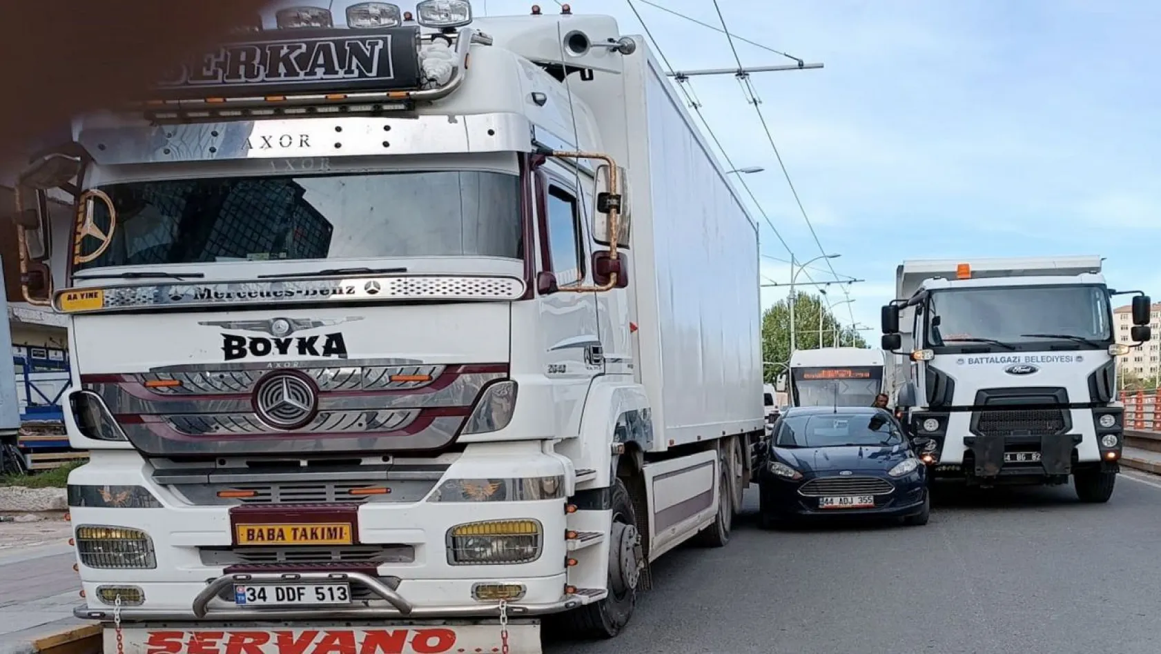 Malatya'da ilginç kaza trafiği felç etti