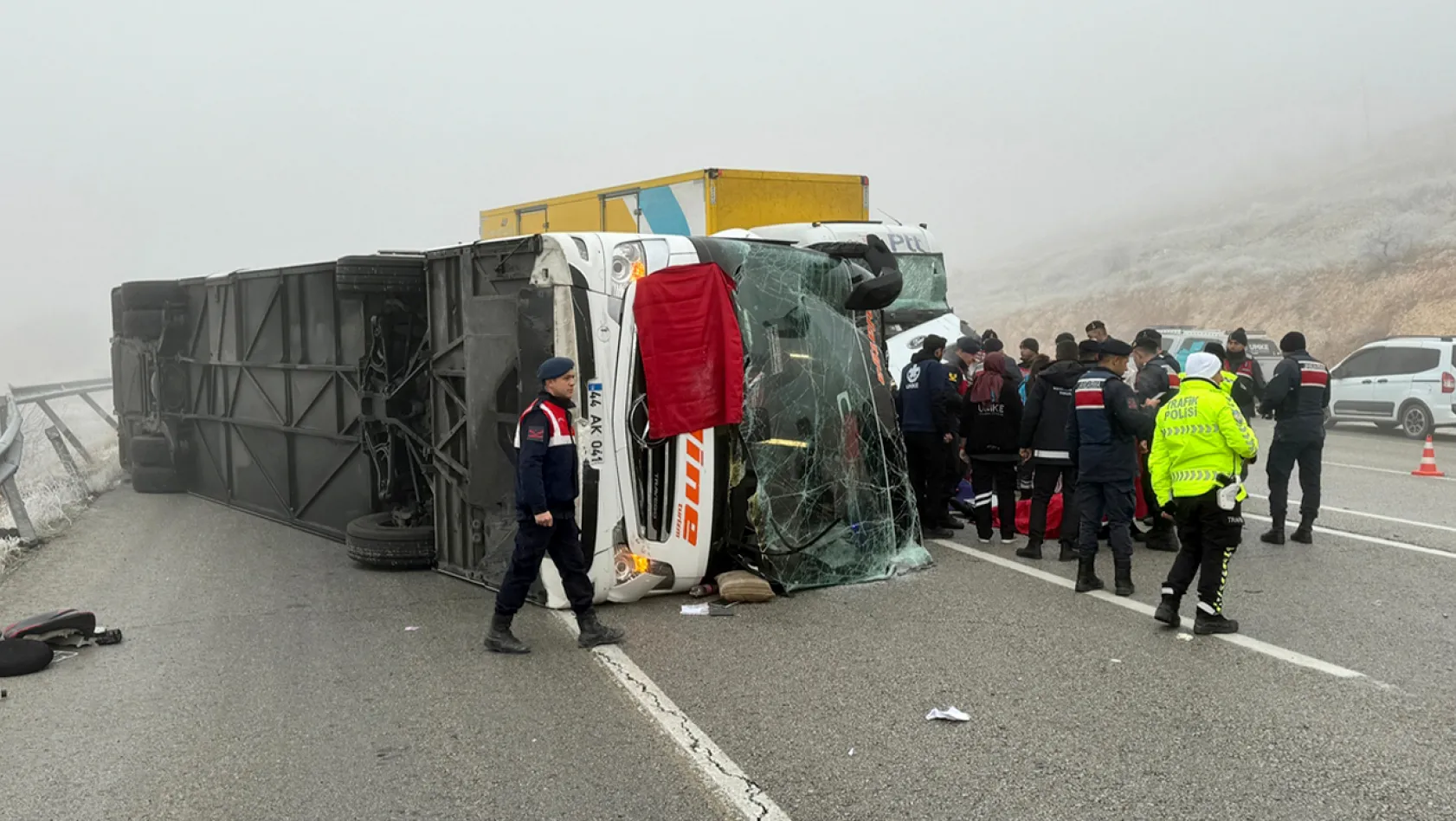 Malatya'da yolcu otobüsü devrildi! Ölü ve yaralılar var