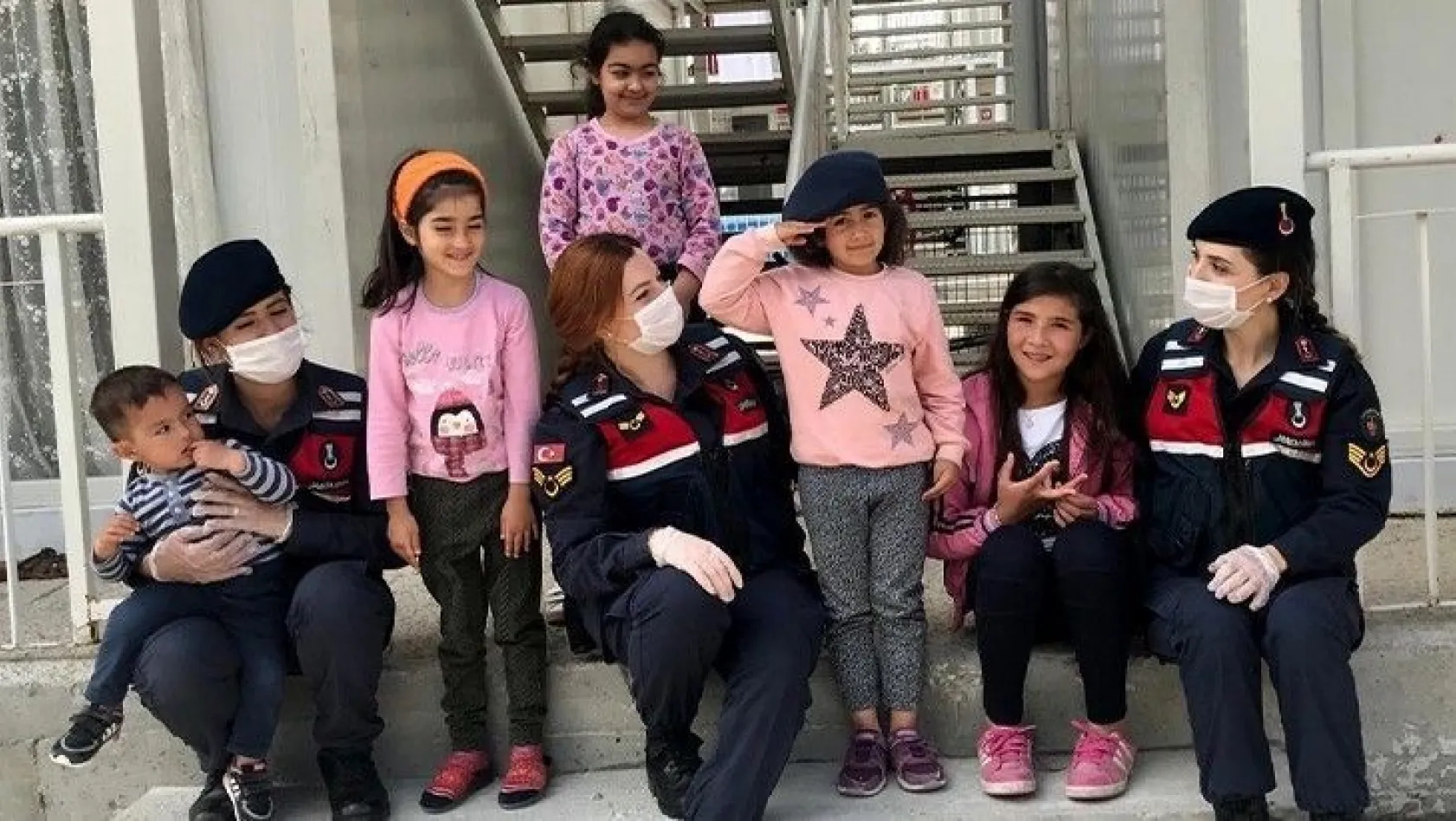 Mehmetçik'ten depremzede çocuklara şefkat