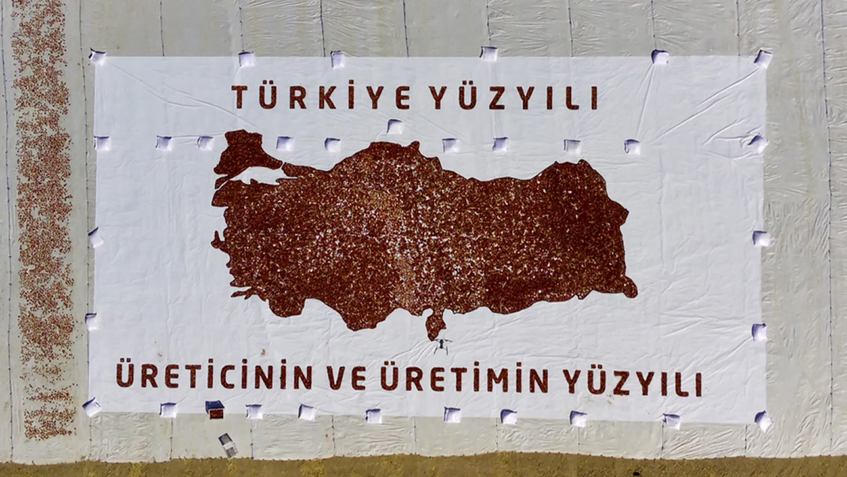 Mevsimlik işçiler kurutmalık domateslerden Türkiye haritası yaptı