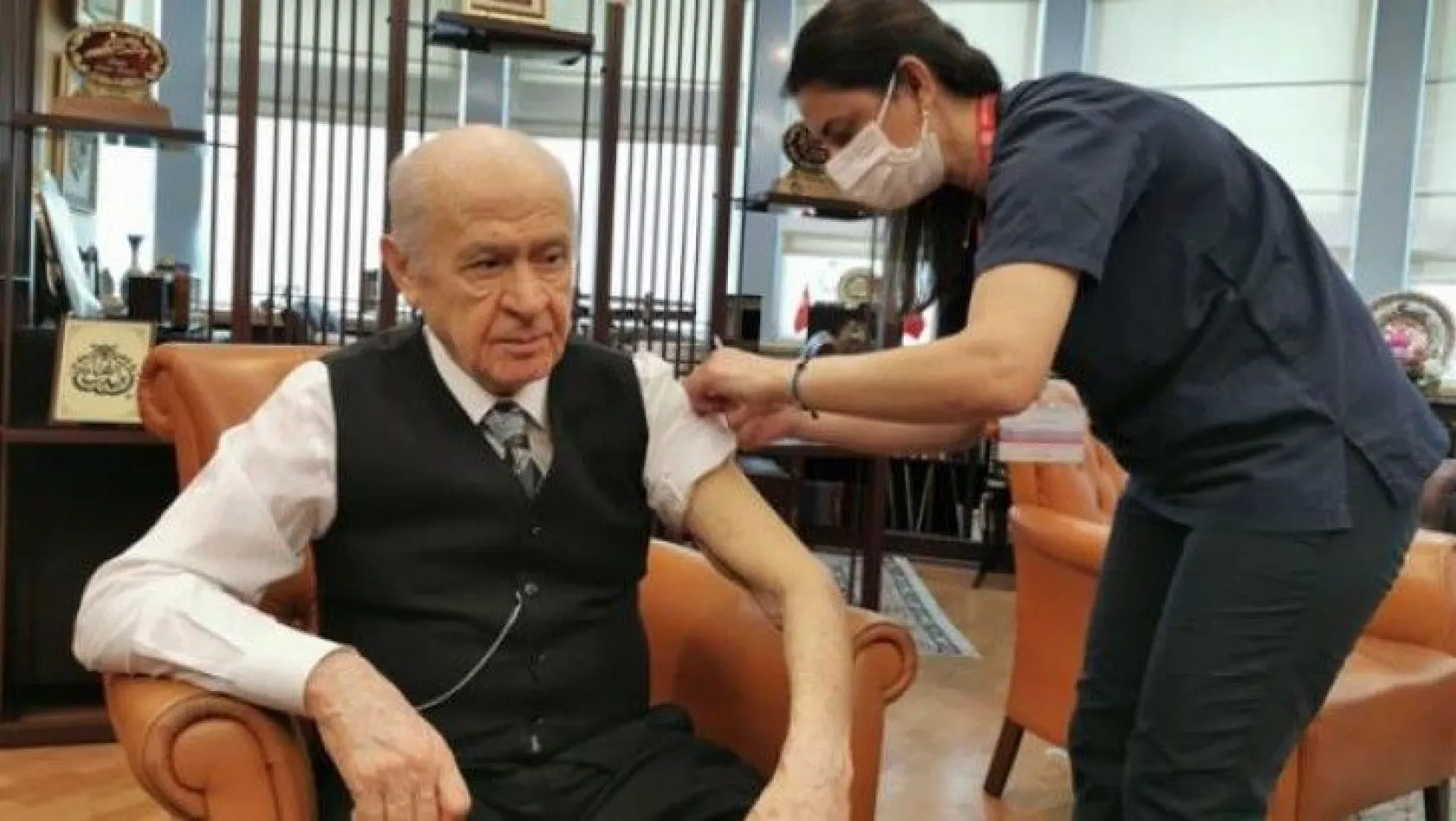 MHP Genel Başkanı Devlet Bahçeli, koronavirüs aşısının ikinci dozunu yaptırdı