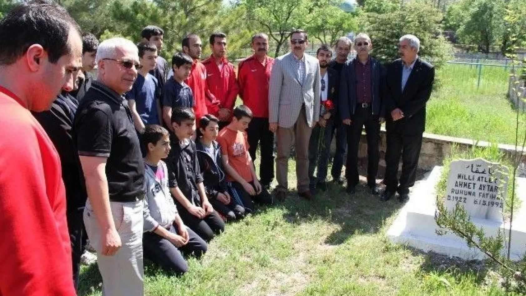 Milli Atlet Ahmet Aytar mezarı başında anıldı