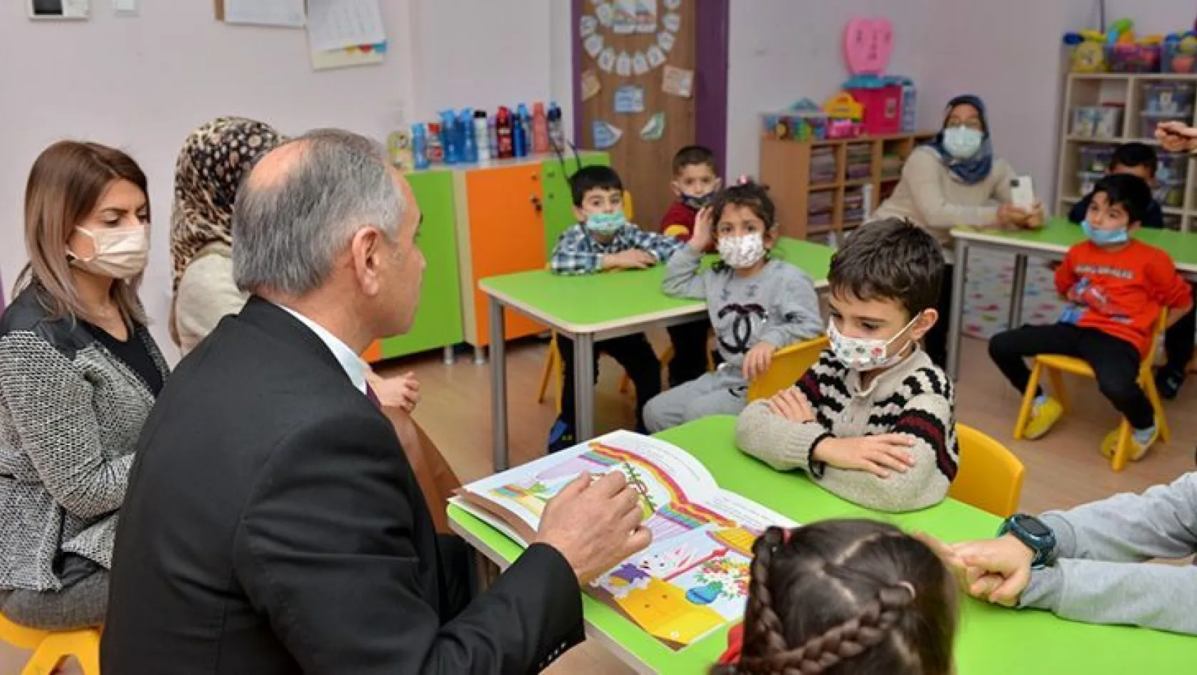 Milli Eğitim Müdürü Gürtürk, öğrencilere masal okudu