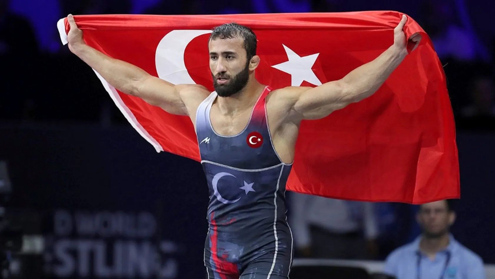 Milli güreşçi Burhan Akbudak, dünya şampiyonu oldu