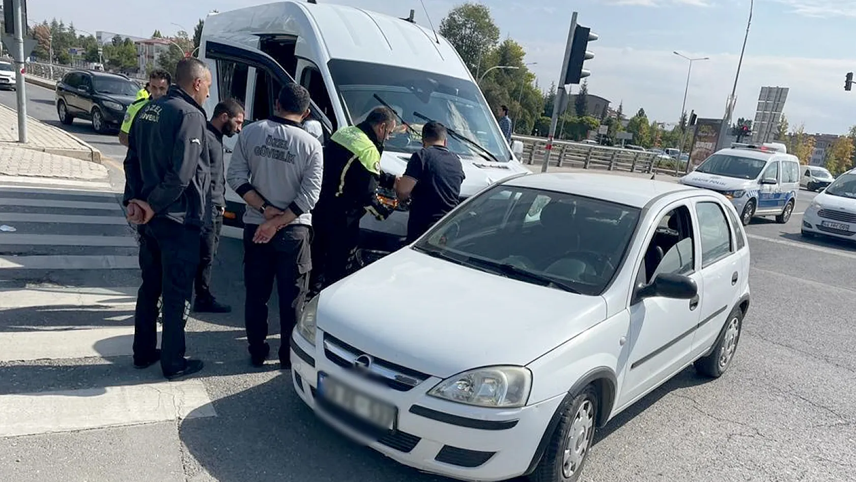 Minibüs ile otomobil çarpıştı